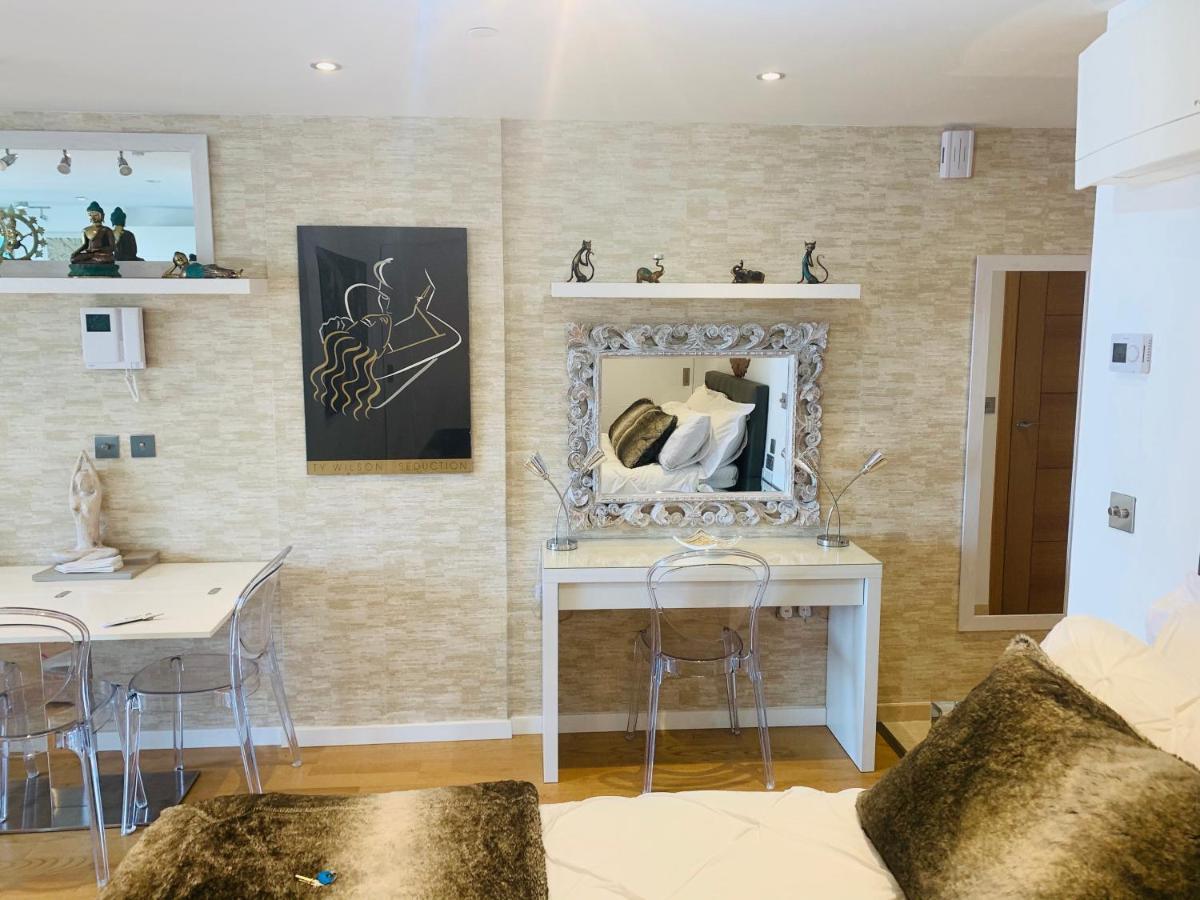 Luxe Studio Seconds From The Marina And City Centre Appartement Gibraltar Buitenkant foto